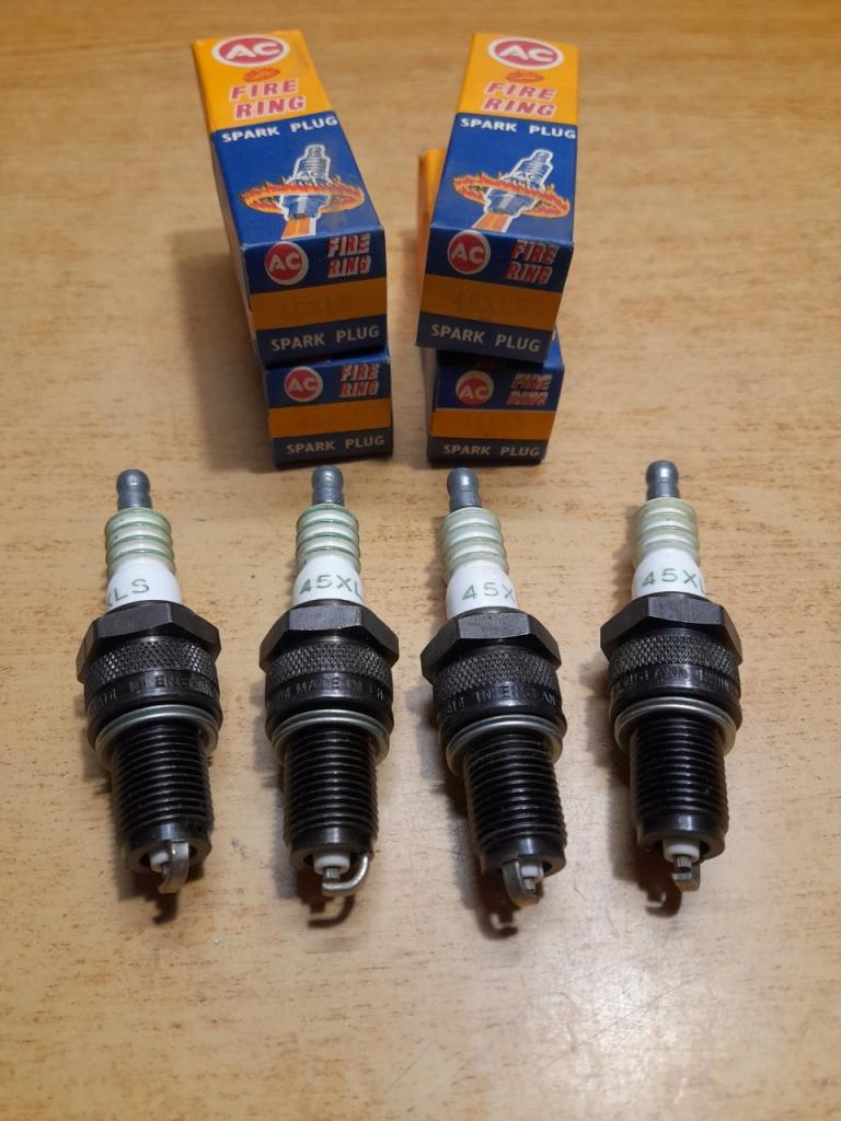 4 bougies VW 411 Plymouth Pontiac AC 45XLS LesAnciennes.com