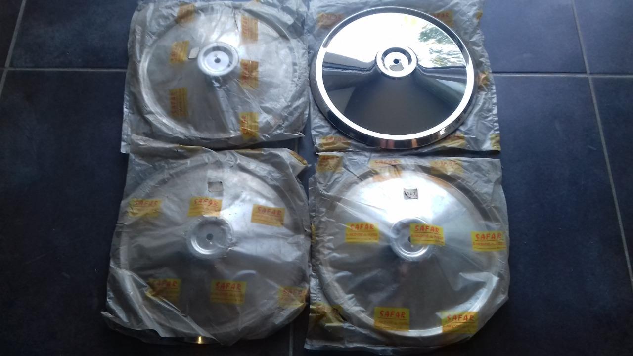 Lot enjoliveurs PEUGEOT 404 LesAnciennes.com