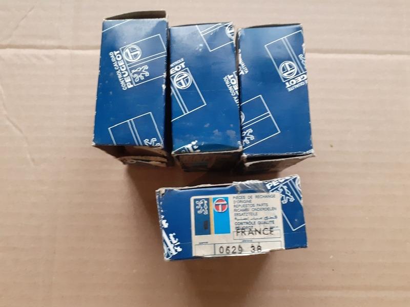 Axes de piston PEUGEOT 504 LesAnciennes.com