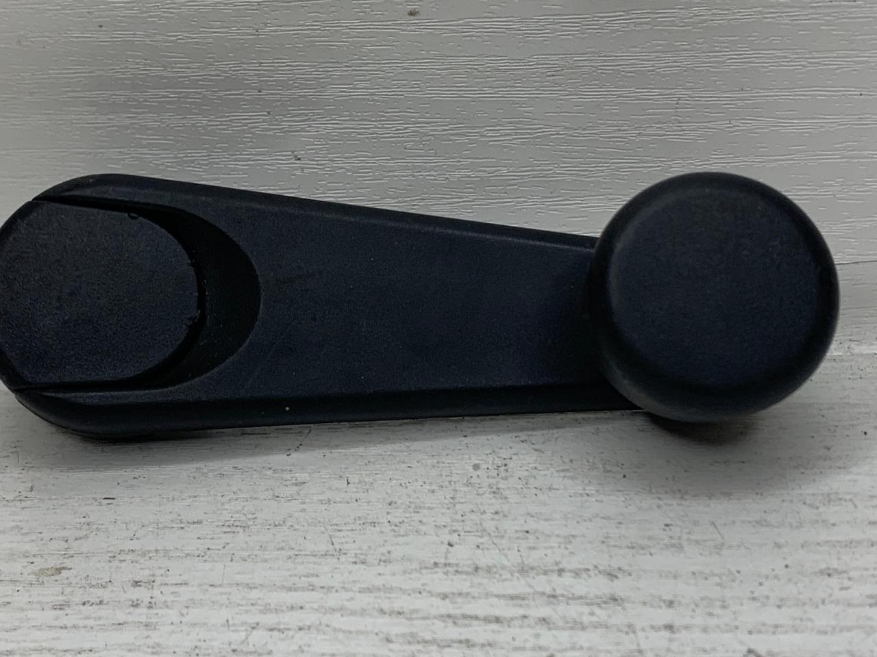Manivelle ouverture vitre latéral BMW E36/Z3 LesAnciennes.com