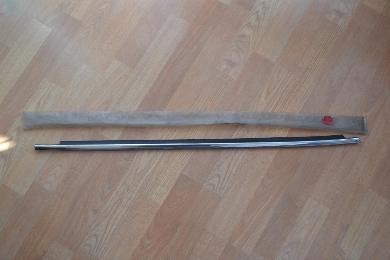 Lèche vitre de porte AV DTE PEUGEOT 504 berline LesAnciennes.com