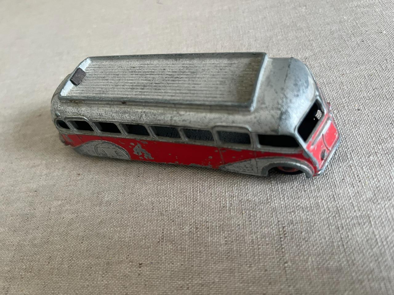 Dinky Toys Autocar ISOBLOC (1950) LesAnciennes.com