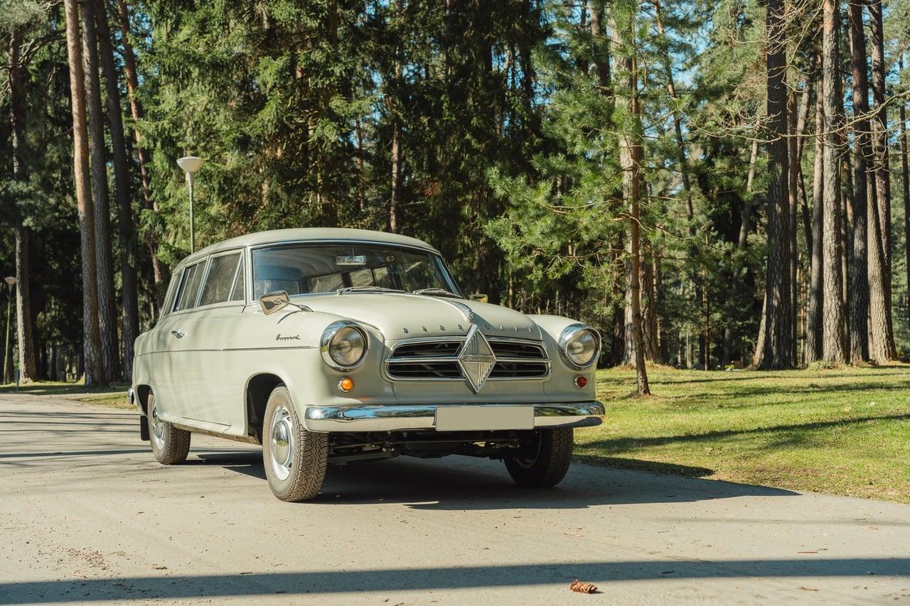 1957 Borgward Isabella Combi LesAnciennes.com