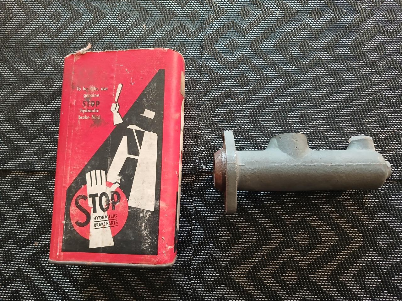 Maitre cylindre PEUGEOT 204 304 404 LesAnciennes.com