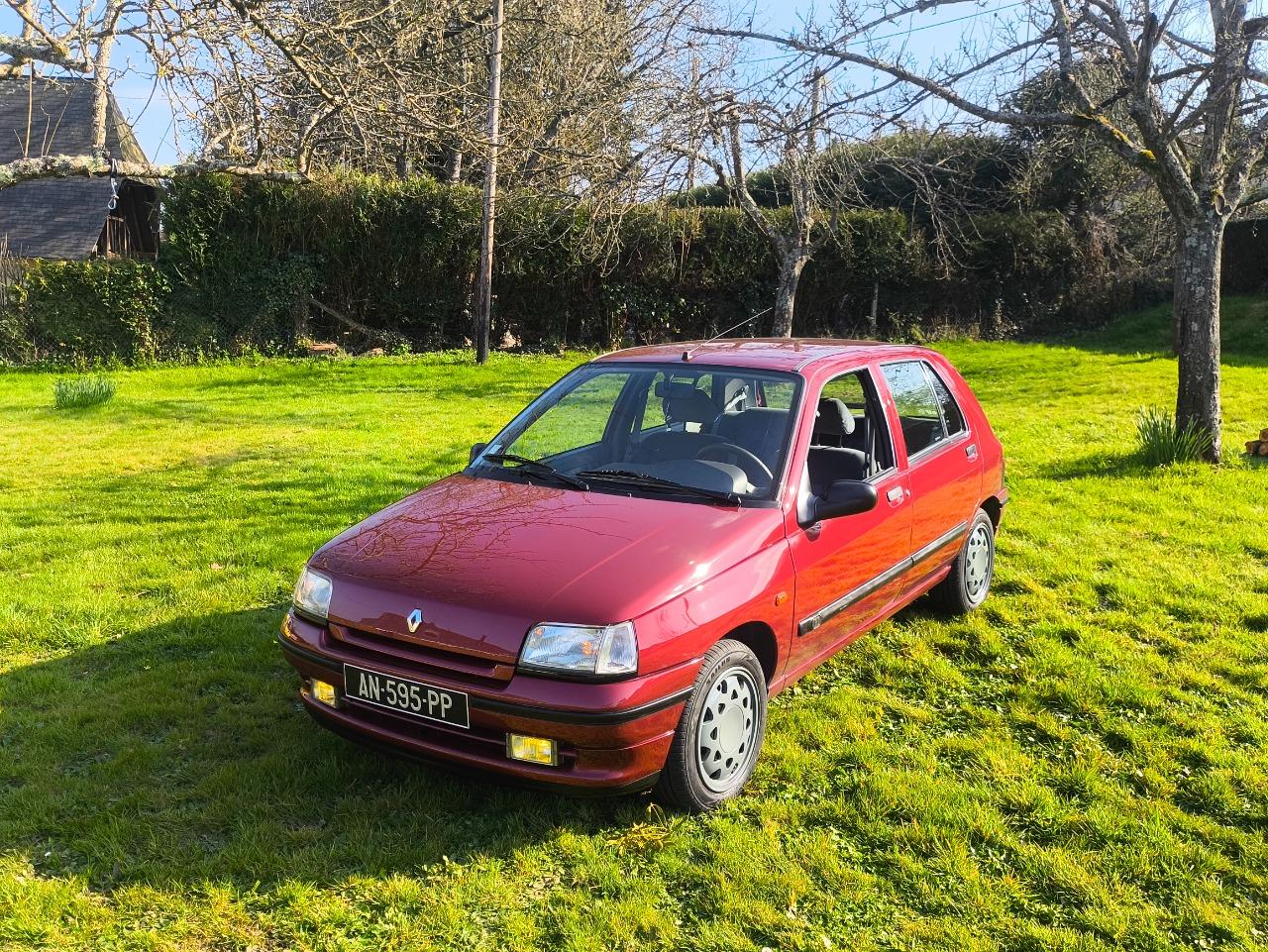 RENAULT Clio 1.8 RT baccara - 1994 LesAnciennes.com