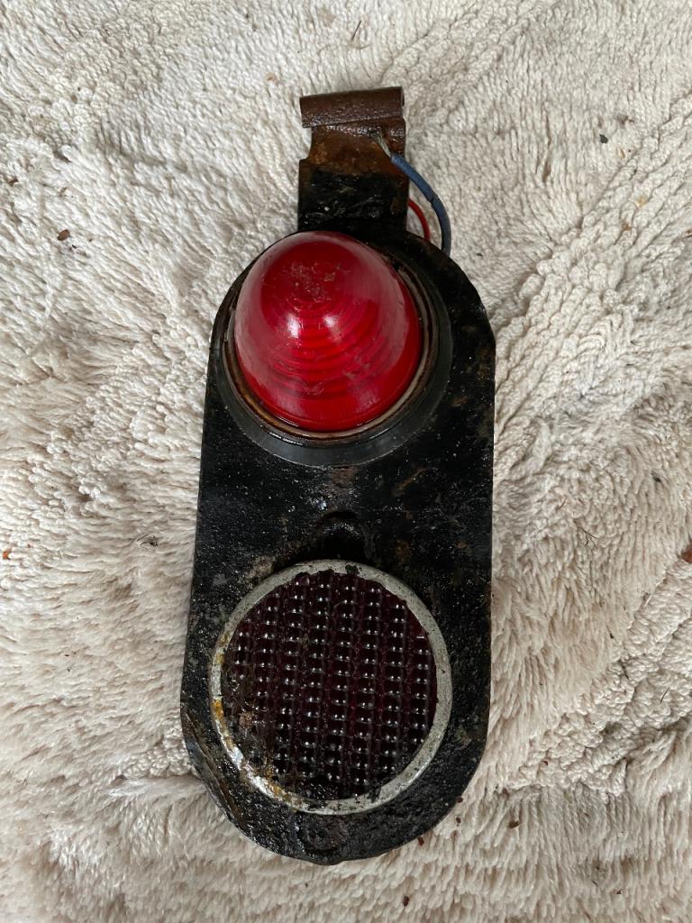 Platine avec Feu et Catadioptre. LesAnciennes.com