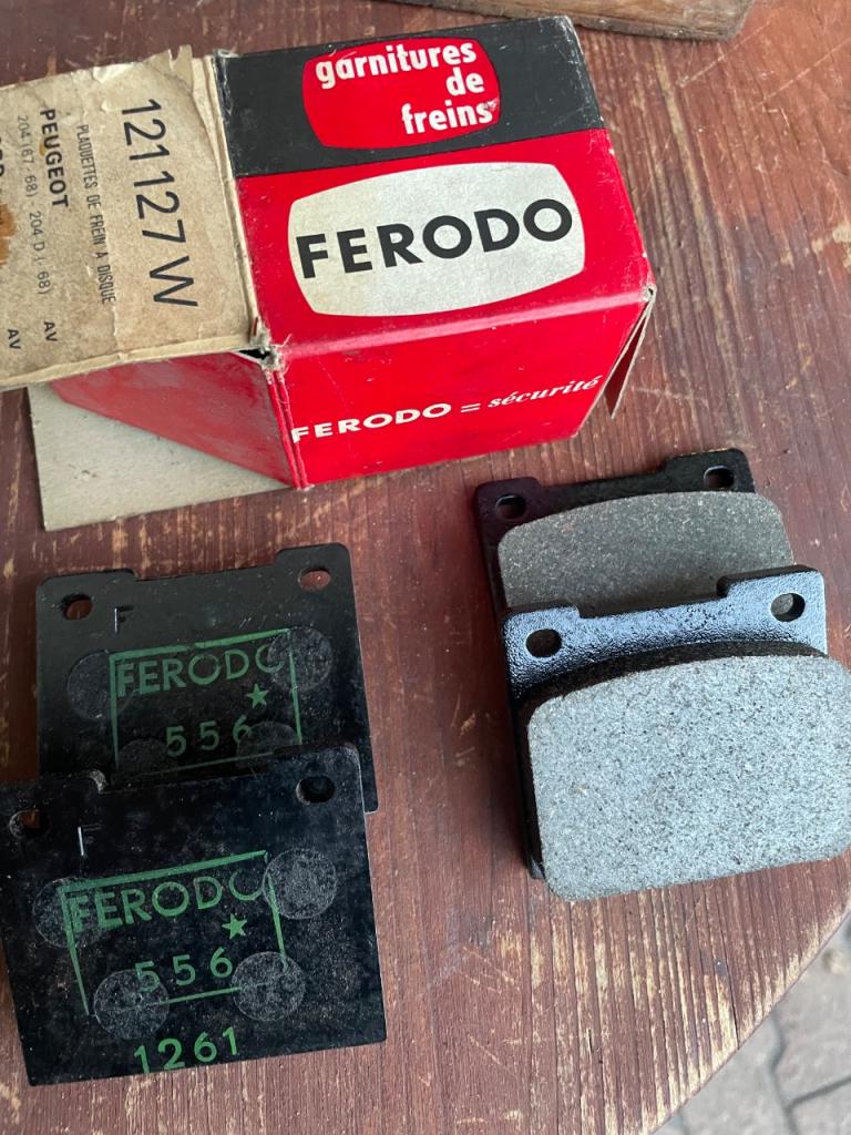 Plaquettes PEUGEOT 204 1967 1968 LesAnciennes.com