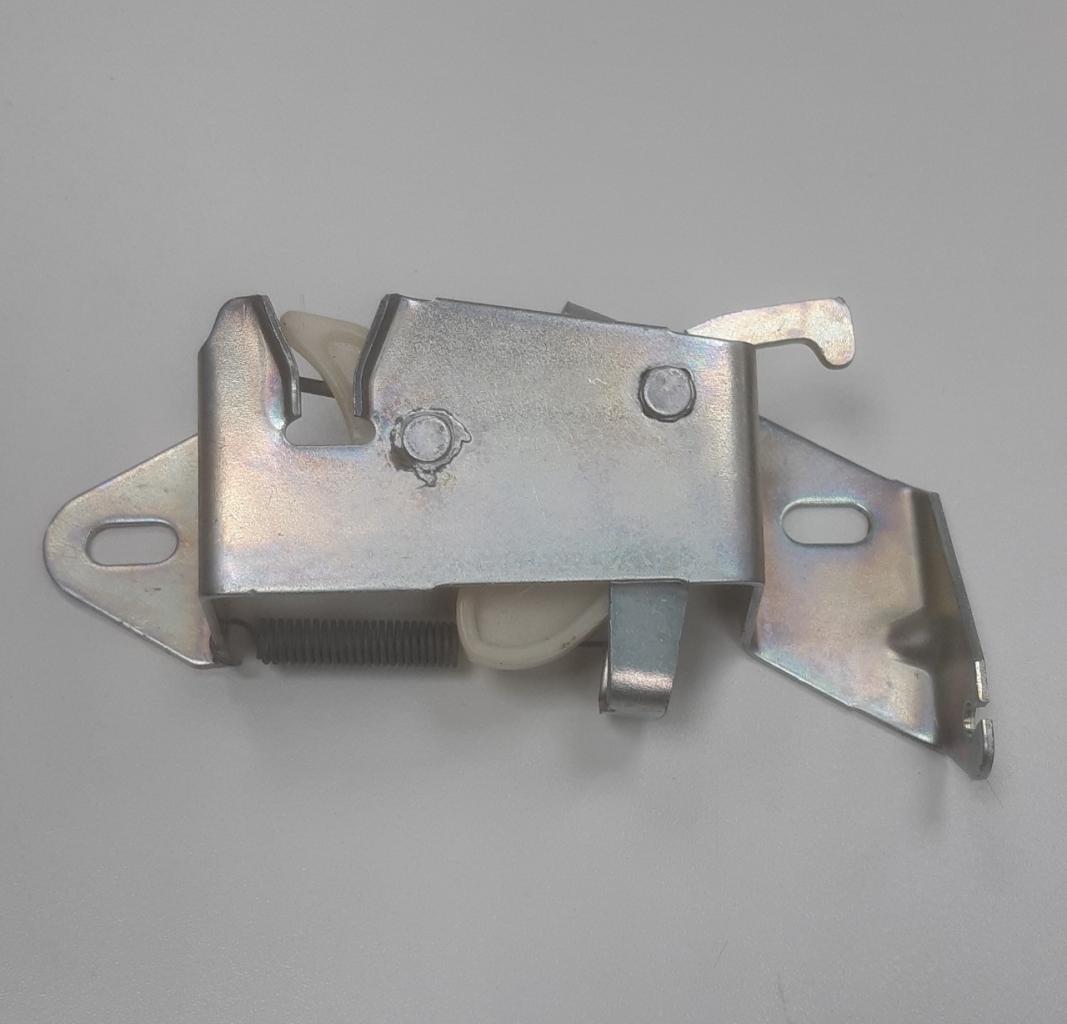 Serrure de capot moteur R12 LesAnciennes.com