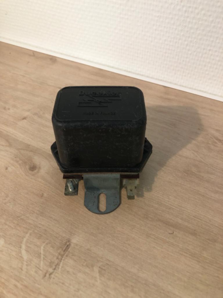 Régulateur Ducellier 12 volts 8373 LesAnciennes.com