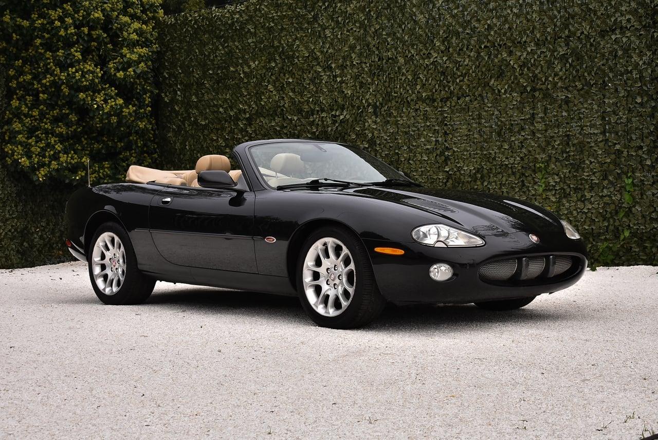 2002 Jaguar XKR Convertible 4,0L V8 LesAnciennes.com