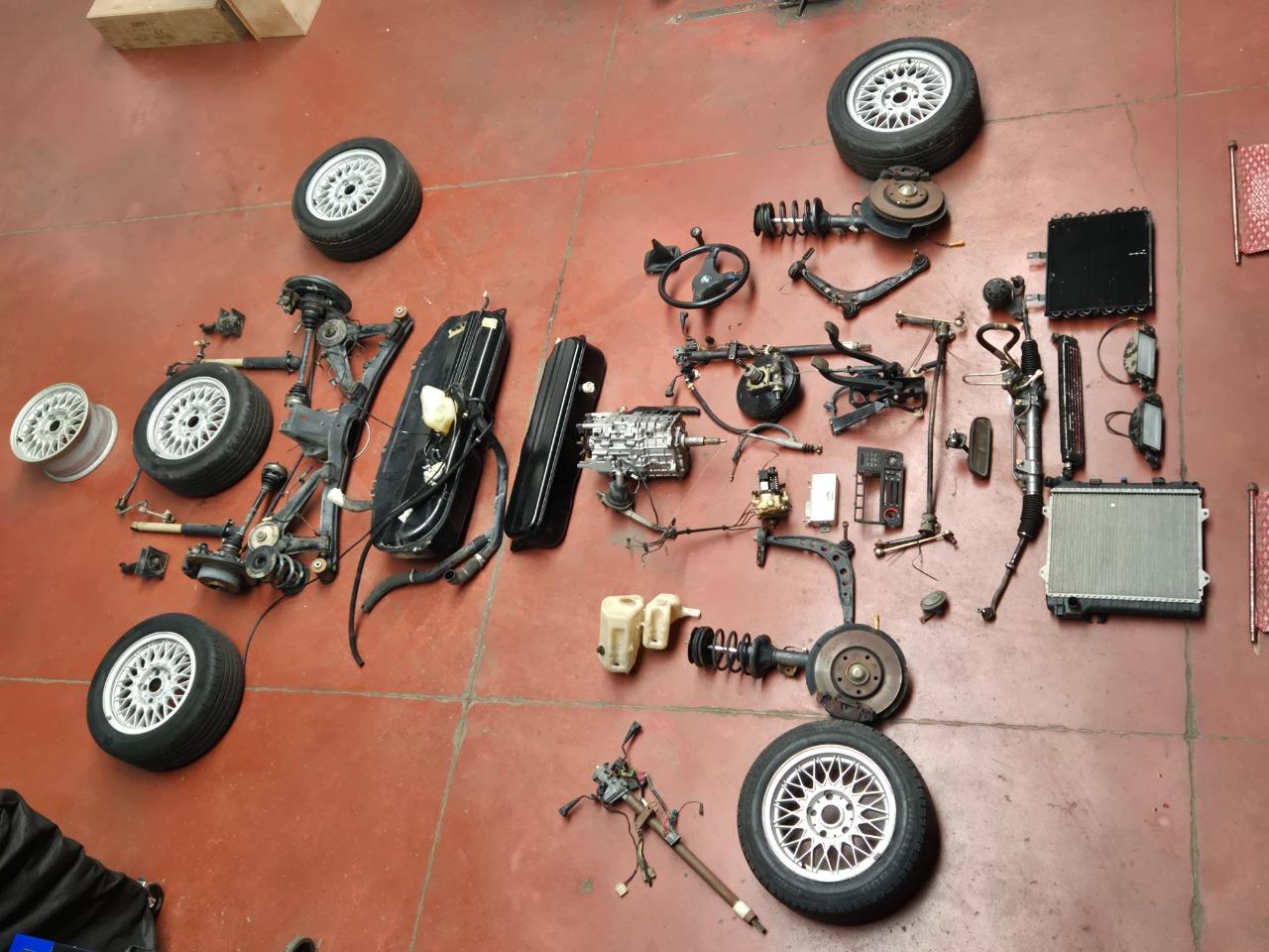 Lot de pièces BMW M3 E30 LesAnciennes.com