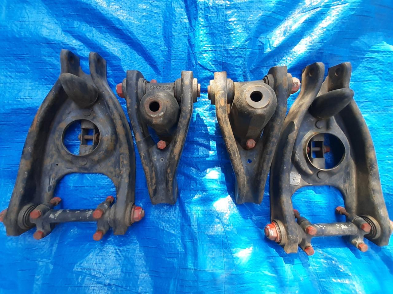 Triangles suspension RENAULT 4CV LesAnciennes.com