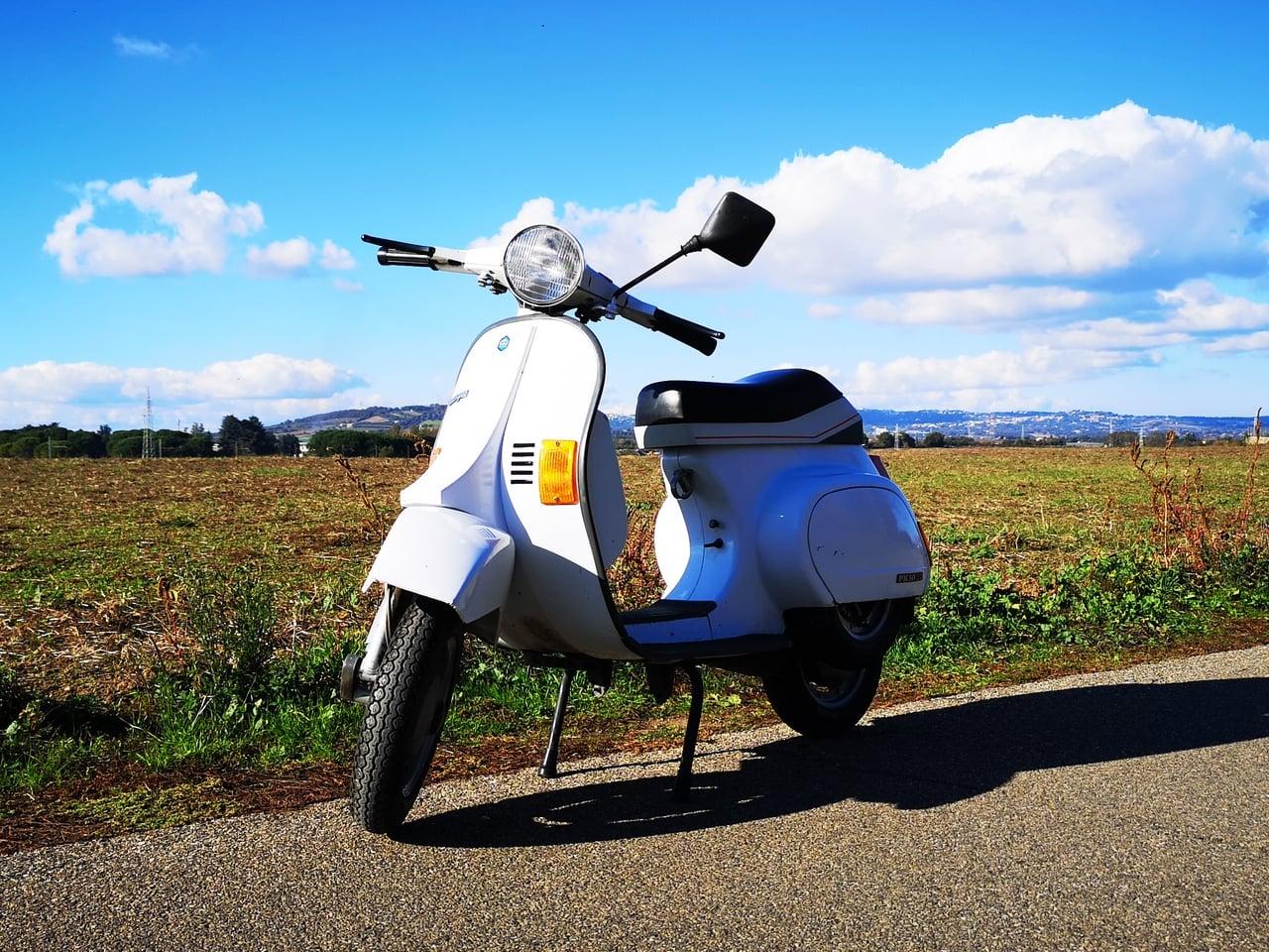 1988 Piaggio Vespa 50PK LX LesAnciennes.com