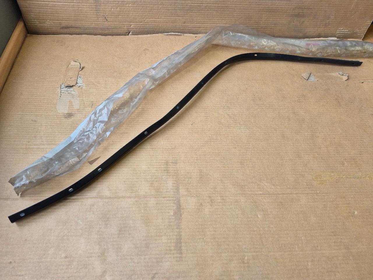 Joint AV Capot Peugeot 309 LesAnciennes.com