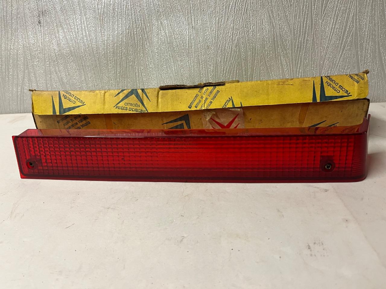 Transparent feu AR droit neuf pour CITROEN SM. LesAnciennes.com