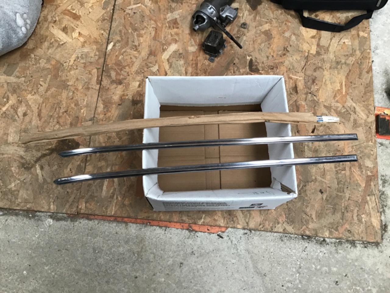 BAGUETTES D’AILE NEUVES SIMCA 28495P LesAnciennes.com