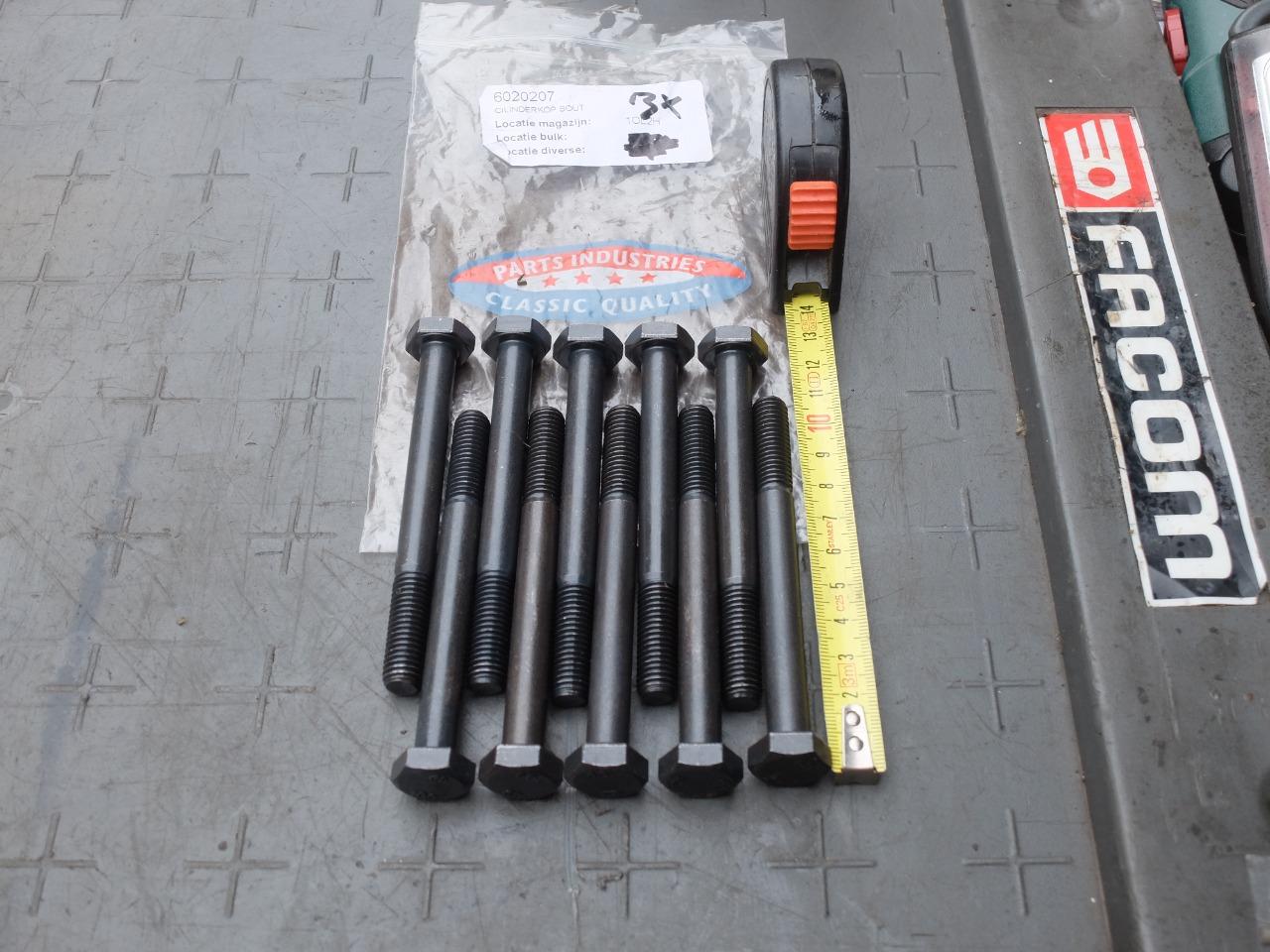 10 vis neuves de fixation de culasse + 52 Traction LesAnciennes.com