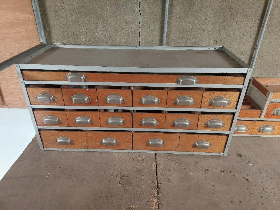 Rangement à tiroirs pour 2CV camionnette LesAnciennes.com