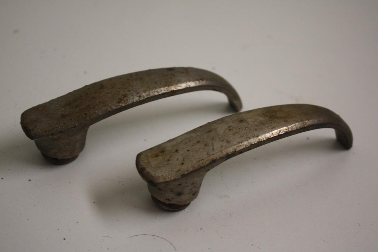 Lot de 2 Poignées RENAULT Novaquatre LesAnciennes.com