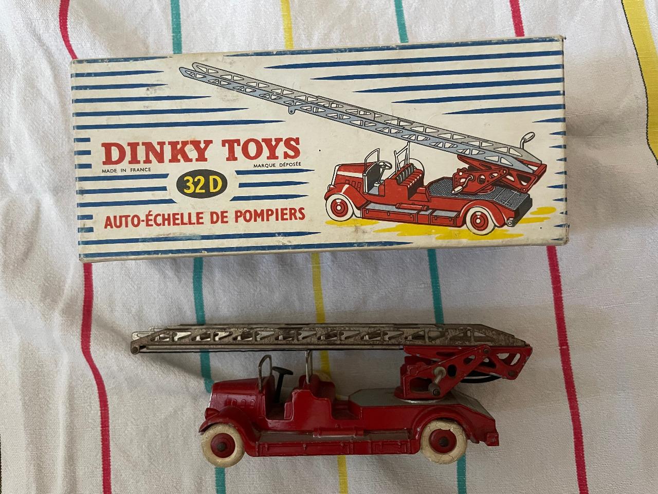 DELAHAYE VOITURE DE POMPIERS DINKY TOYS. LesAnciennes.com