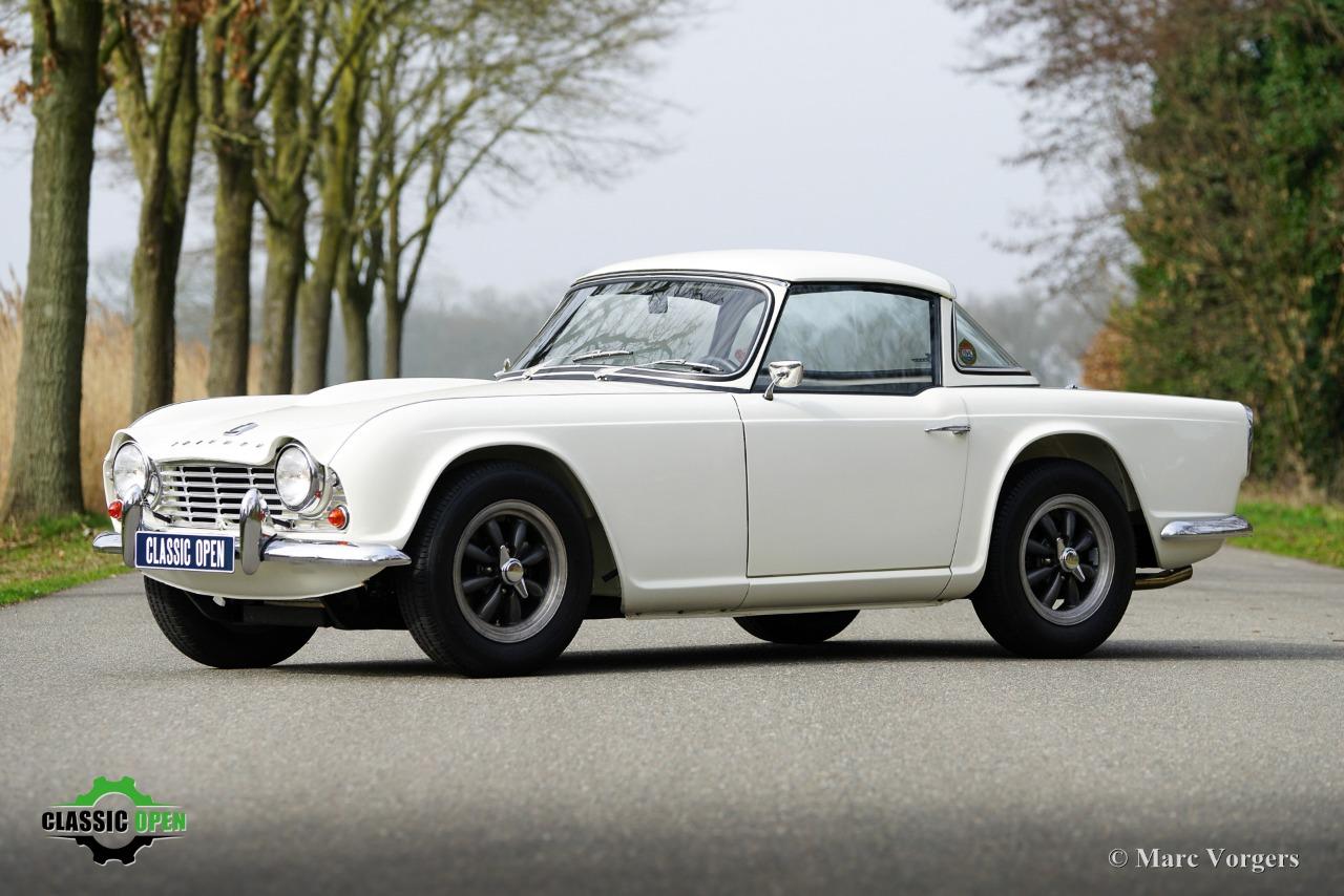 TRIUMPH TR4 Surrey Top - 1963 LesAnciennes.com