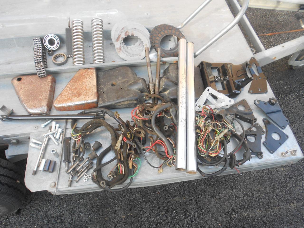 Lot de pièces TRIUMPH Bonneville T140 120 T140 LesAnciennes.com