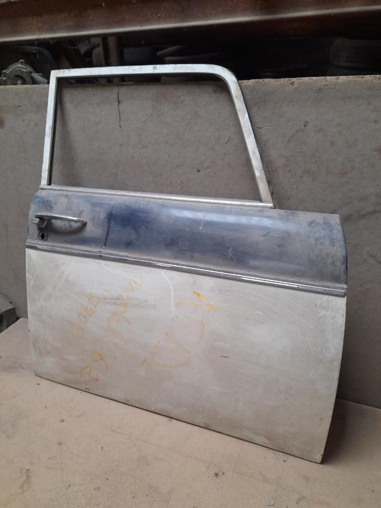 PEUGEOT 404 berline portes LesAnciennes.com