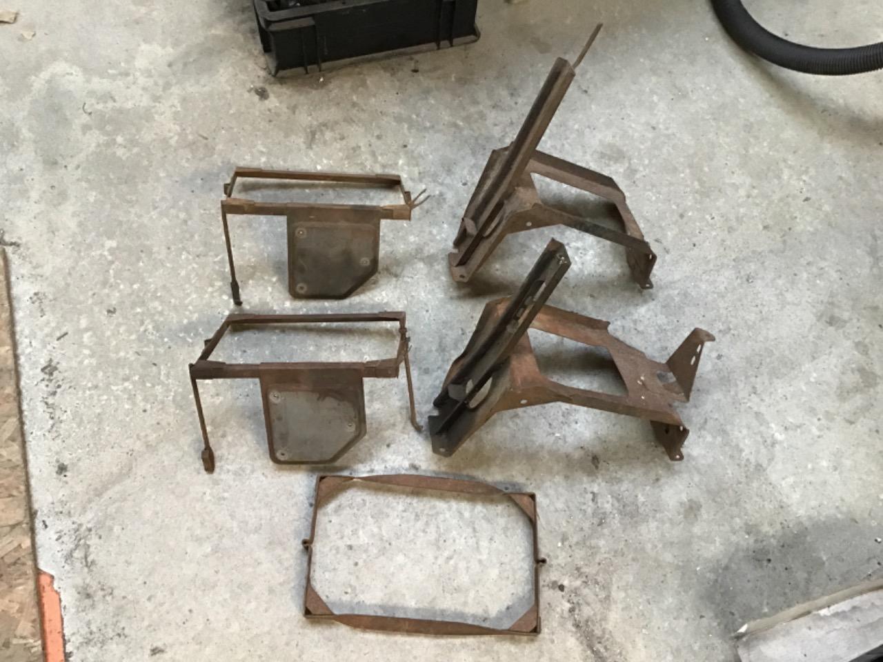 SUPPORTS BAC BATTERIE CITROEN DS ID LesAnciennes.com