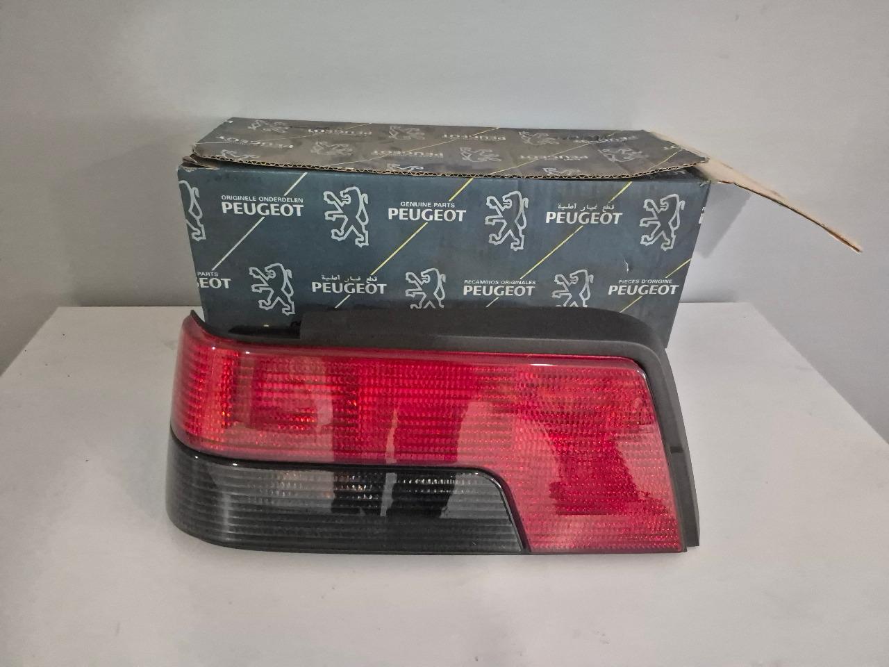 Feu AR G Peugeot 405 Phase 2 LesAnciennes.com