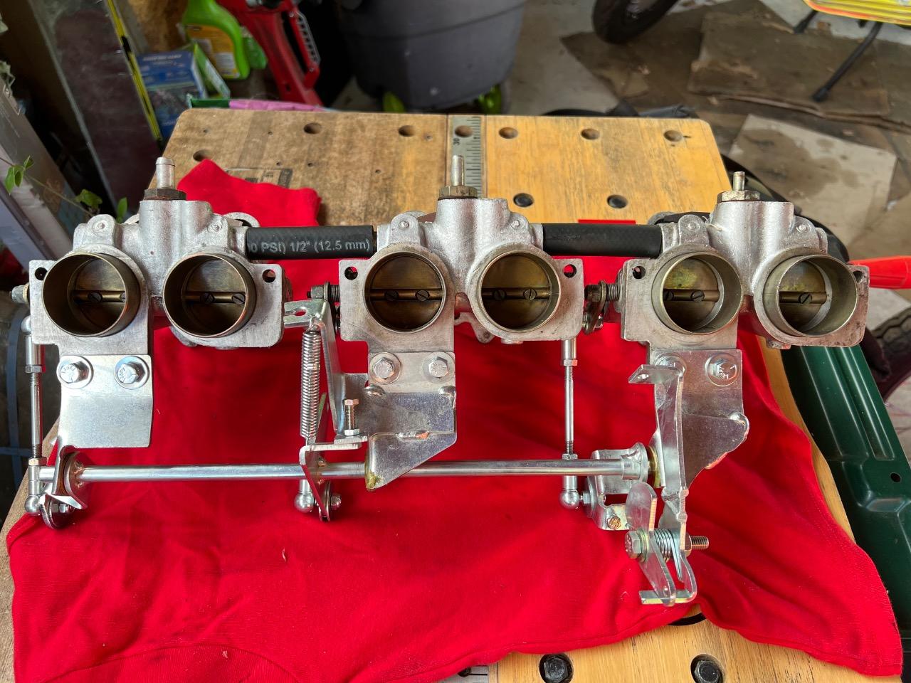 Rampe injection TRIUMPH TR6 PI LesAnciennes.com