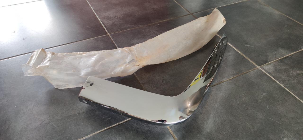 Crosse arrière droite pare chocs SIMCA 1500 LesAnciennes.com