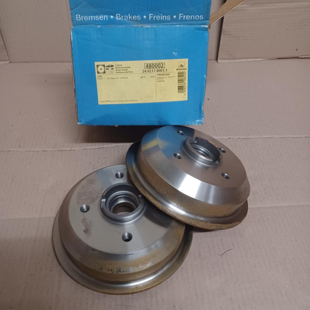 Paire de tambours arrière Ford fiesta MK1 MK2 LesAnciennes.com