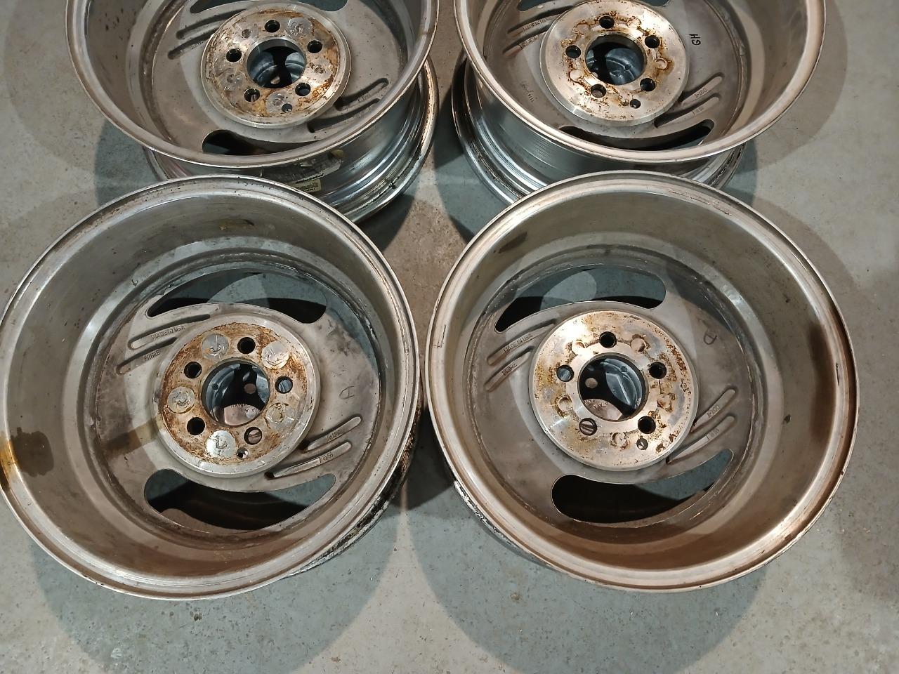 Jantes custom 15 pouces FORD Mustang 1966 LesAnciennes.com