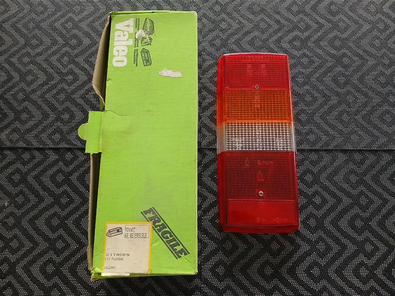 Cabochon feu arrière PEUGEOT 205 LesAnciennes.com