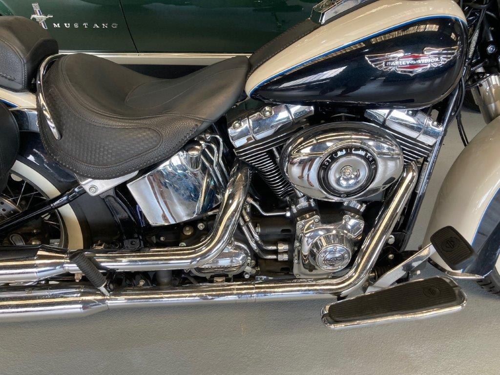 HARLEY DAVIDSON Heritage Softail Deluxe LesAnciennes.com