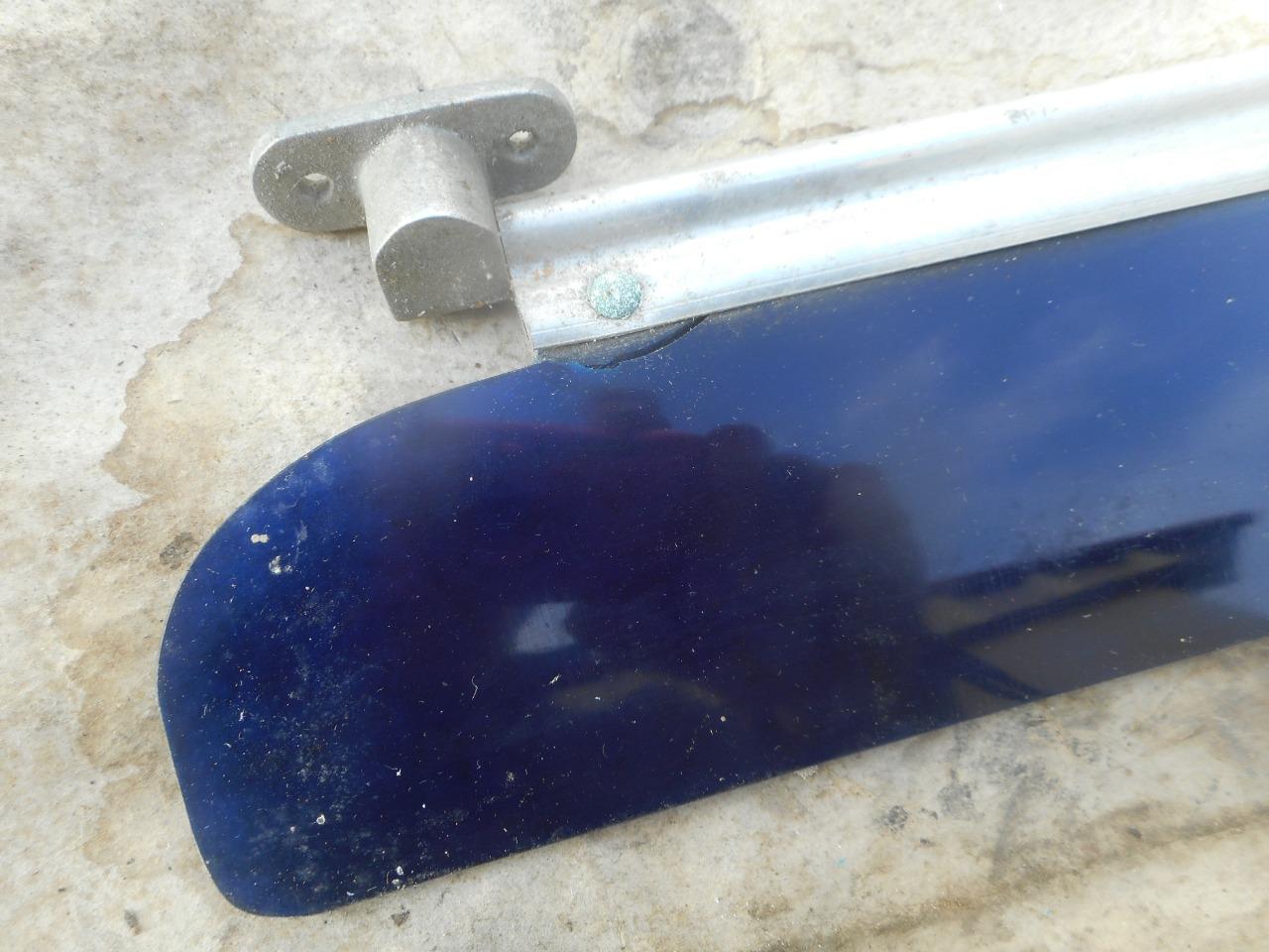 Pare-soleil VOILAZUR rhodoïd bleu neuf d'époque LesAnciennes.com