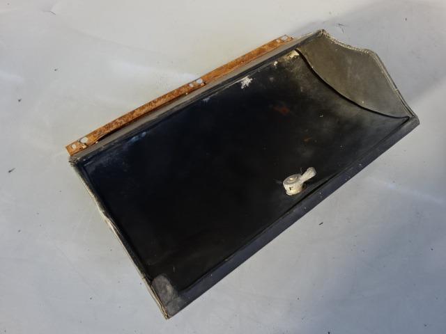 Porte de boite à gants pour Ferrari 400 LesAnciennes.com