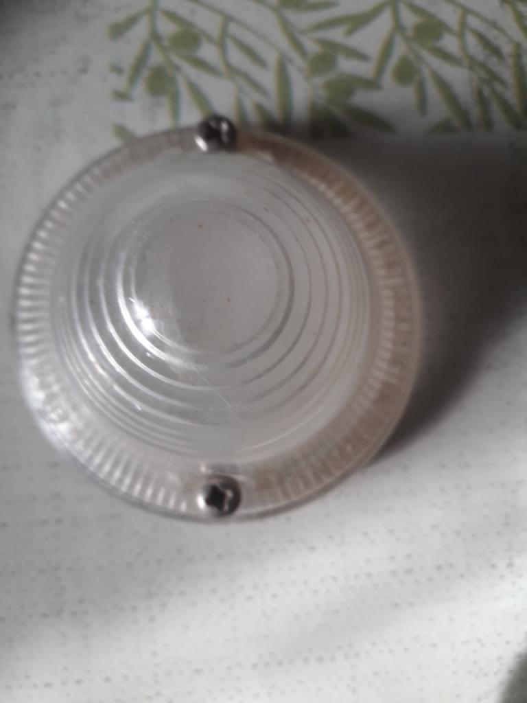 ,Cabochon avant RENAULT Dauphine 10e LesAnciennes.com