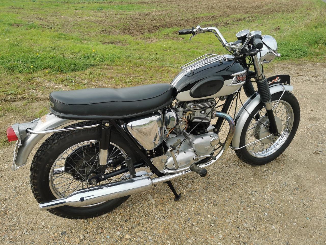 TRIUMPH Bonneville T120 - 1965 LesAnciennes.com