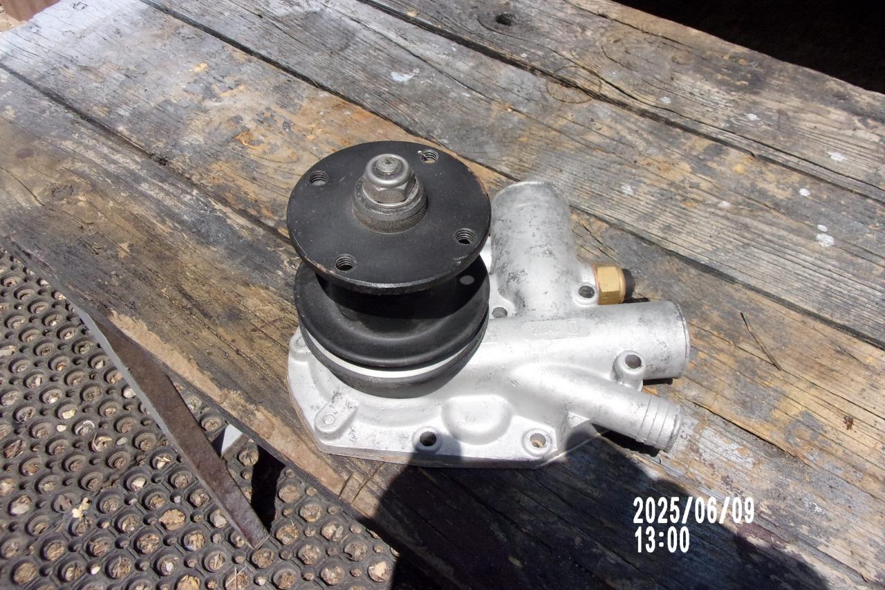 Pompe à eau RENAULT 4L (R4L) 4L LesAnciennes.com