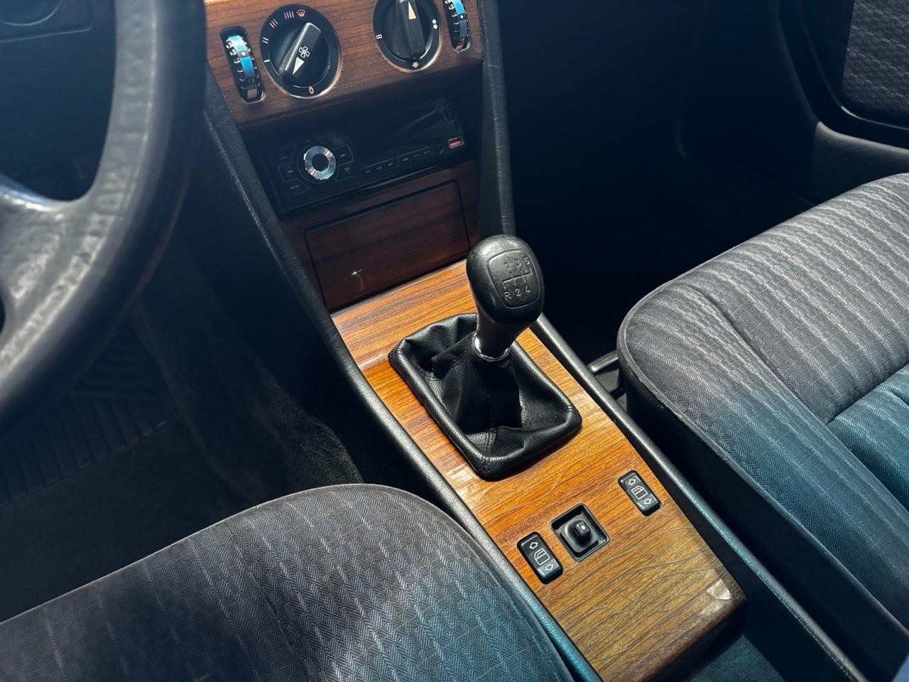 MERCEDES 250 D W124 250d Turbo - 1992 LesAnciennes.com