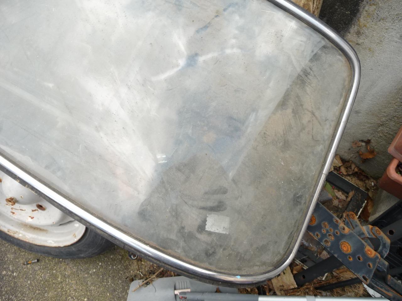 Pi RENAULT 8 PARE BRISE avec joint et jonc chromee LesAnciennes.com