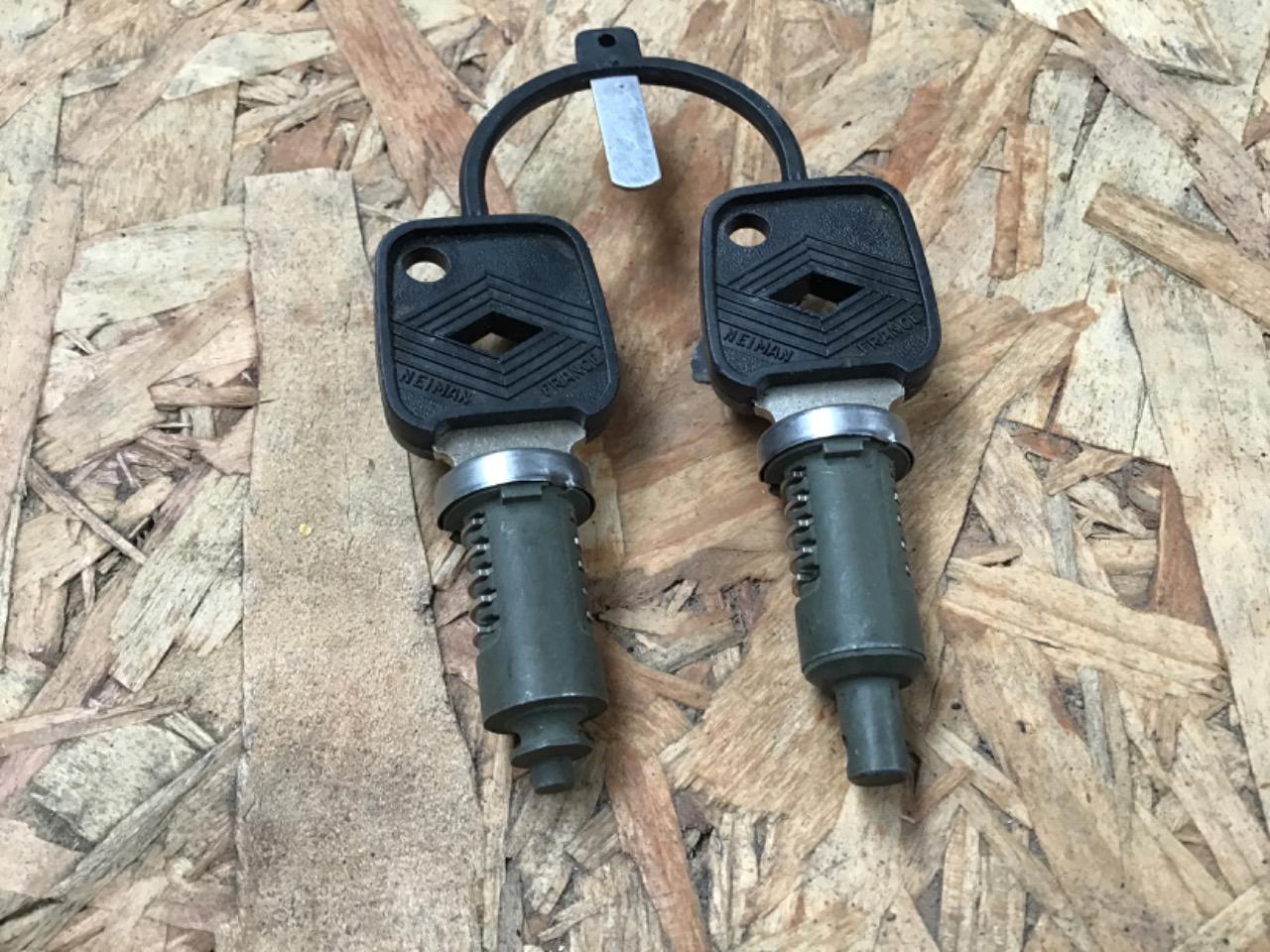 BARILLETS DE PORTE NEUFS RENAULT 16 (R16) LesAnciennes.com