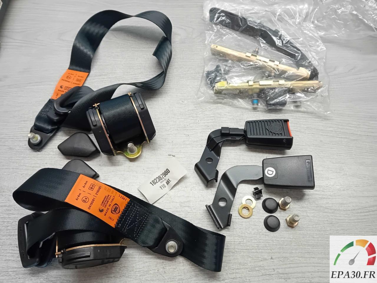 182387880 JEU DE 2 CEINTURES SECURITE LANCIA Y10 LesAnciennes.com