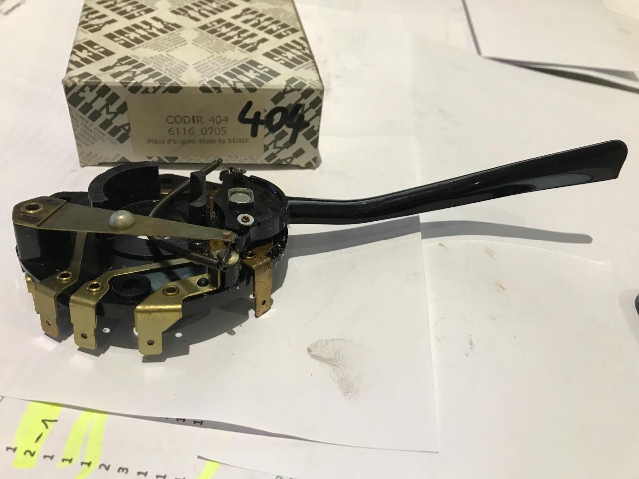 Comodo PEUGEOT 404 504 LesAnciennes.com