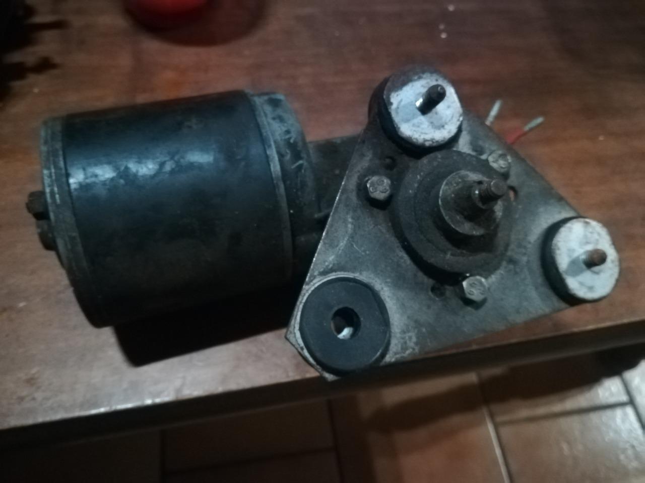 Moteur essuie-glaces Peugeot LesAnciennes.com