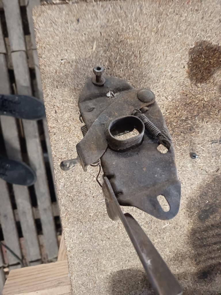 Fermeture capot LesAnciennes.com