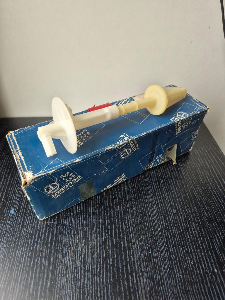 Couvercle de Reservoir PEUGEOT 305 LesAnciennes.com