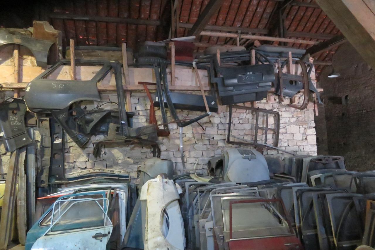 Lot de pièces PEUGEOT 204 LesAnciennes.com