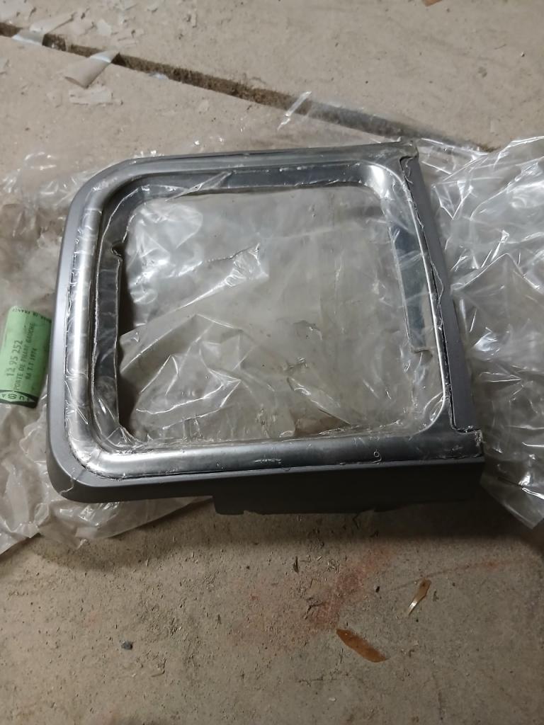 Entourage de phare RENAULT 6 (R6) LesAnciennes.com